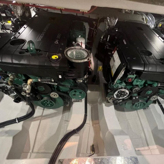 2 x VOLVO PENTA D4 300hp - disel interno